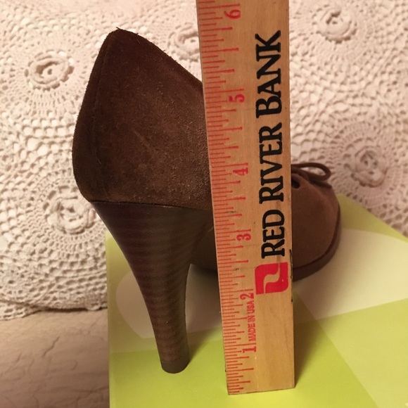 Tan suede pumps. - Picture 7 of 7